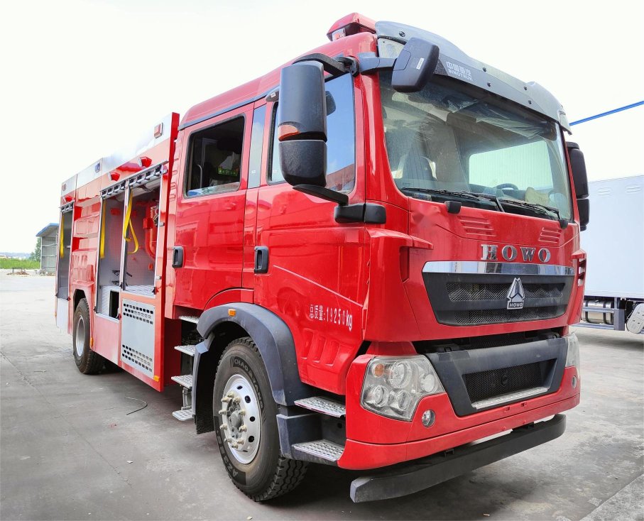 豪沃7噸干粉泡沫聯用消防車