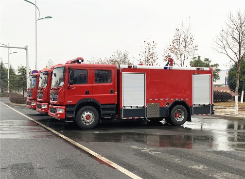 3臺(tái)東風(fēng)D9泡沫消防車(8噸) 3臺(tái)東風(fēng)D9泡沫消防車(8噸)